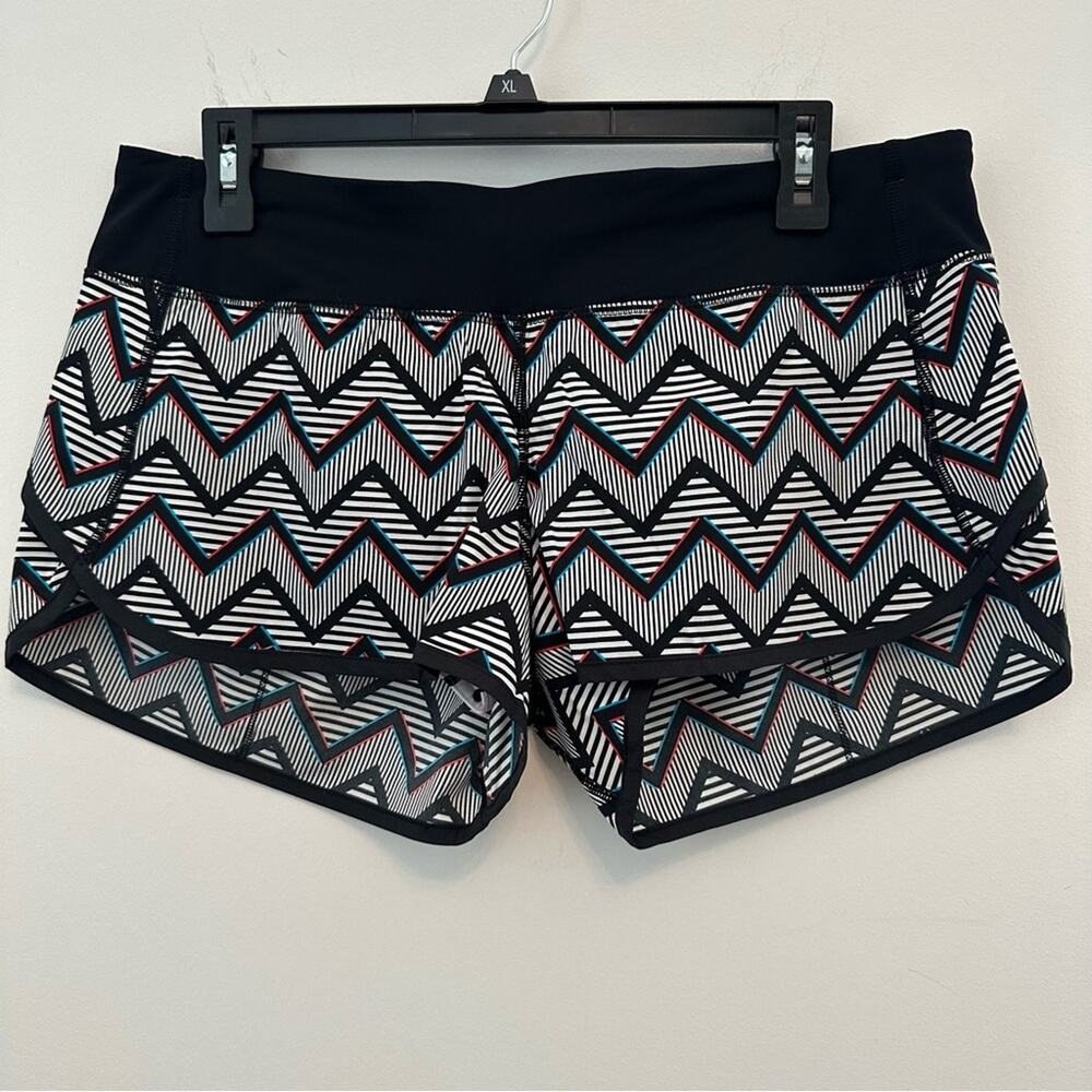 RARE! Lululemon Athletica SeaWheeze Chevron Shorts Size 10